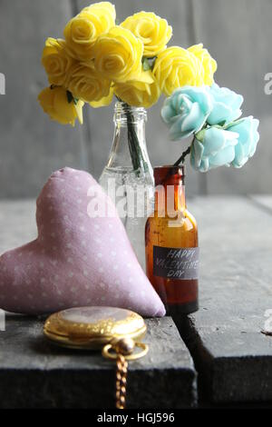 Happy Valentines Day etichetta e fiori sul tavolo di legno Foto Stock