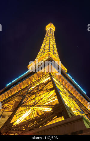 La torre Eiffel di Parigi Hotel di Las Vegas di Notte Foto Stock