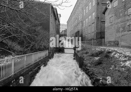 Acqua Rushimg verso il basso dalla parte superiore della strada dietro tutta la casa Foto Stock