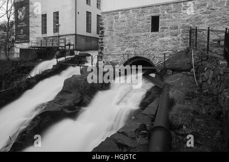 Acqua Rushimg verso il basso dalla parte superiore della strada dietro tutta la casa Foto Stock