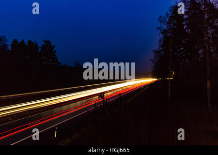 Una lunga esposizione shot del traffico autostradale di notte Foto Stock