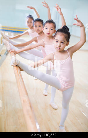 Bambine praticare il balletto Foto Stock