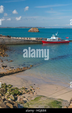 I passeggeri ottenere pronto a salire a bordo del cavalluccio marino barca a Sant Agnese, isole Scilly, Scillies, Cornwall nel mese di aprile Foto Stock