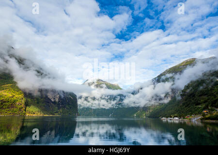 Fiordo di Geiranger in Norvegia elencati come Patrimonio Mondiale dell'UNESCO con piccolo campeggio Foto Stock