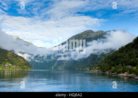 Paesaggio norvegese con il Fiordo di Geiranger, elencato come un patrimonio mondiale dell UNESCO Foto Stock