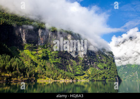 Paesaggio norvegese con il Fiordo di Geiranger elencato come un patrimonio mondiale dell UNESCO Foto Stock