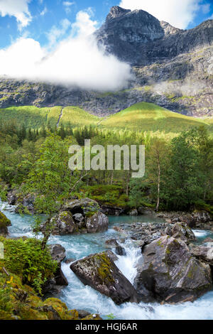 Paesaggio norvegese con lattiginoso ghiacciaio blue river vicino Trollstigen Foto Stock