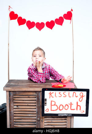 Ragazzo biondo in una cabina kissing Foto Stock