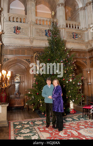 Il conte e la contessa di Carnarvon a casa loro Highclere Castle vicino a Newbury in Hampshire Foto Stock