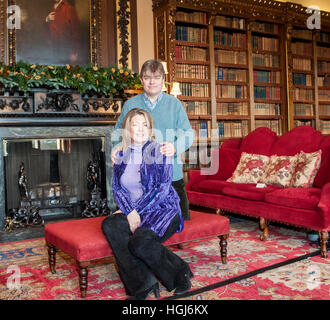 Il conte e la contessa di Carnarvon a casa loro Highclere Castle vicino a Newbury in Hampshire Foto Stock