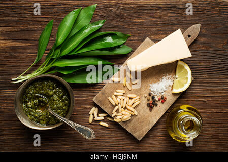 Aglio selvatico pesto ingredienti su sfondo di legno Foto Stock