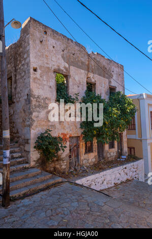 Casa in rovina sulla Kalistrata con un fico che cresce al di fuori della finestra, su Symi Grecia Foto Stock