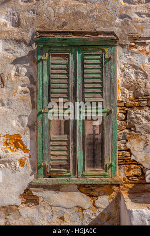 Vecchia persiana con peeling vernice su Symi Grecia Foto Stock