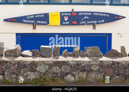 Newport (Pembs) Surf Life Saving Club surf board a muro a Newport Sands Beach, Pembrokeshire Coast National Park, Galles UK nel mese di maggio Foto Stock