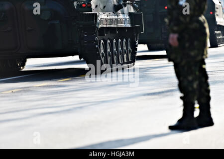 Dettaglio shot con serbatoio cingoli e ruote durante la parata militare Foto Stock