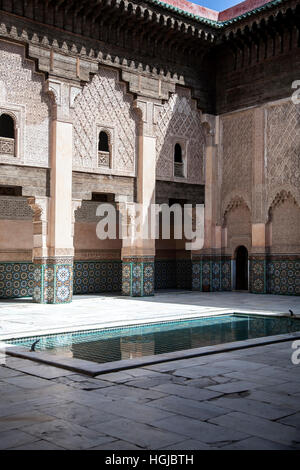 Cortile e piscina, Ali ben Youssef Medersa (scuola coranica), Marrakech, Marocco Foto Stock