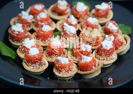 Salmone rotoli ripieni di formaggio cosparsi di semi di sesamo Foto Stock