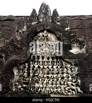 Angkor Wat più grande monumento religioso nel mondo, costruito come un tempio indù di dio Vishnu per l'Impero Khmer, trasformando progressivamente in un tempio buddista costruito dal re Khmer Suryavarman I XII secolo Yaśodharapura ( Angkor complesso archeologico di diversi capitelli Impero Khmer 9-15secolo Cambogia ) Foto Stock