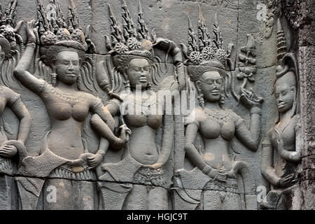 Angkor Wat più grande monumento religioso nel mondo, costruito come un tempio indù di dio Vishnu per l'Impero Khmer, trasformando progressivamente in un tempio buddista costruito dal re Khmer Suryavarman I XII secolo Yaśodharapura ( Angkor complesso archeologico di diversi capitelli Impero Khmer 9-15secolo Cambogia ) Foto Stock