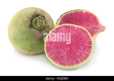 Daikon viola di rafano closeup vegetale isolato su bianco Foto Stock