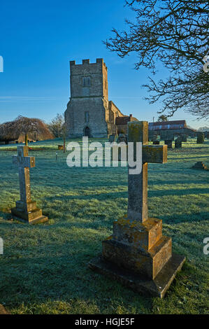 La chiesa parrocchiale di St Giles Chesterton sorge in un campo remoto dal piccolo villaggio, visto qui su un gelido inverno mattina Foto Stock