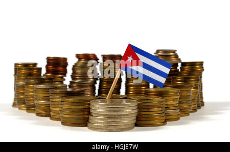 Cuba bandiera sventola con la pila di monete di denaro Foto Stock