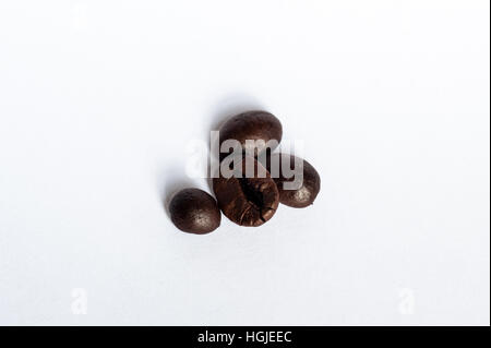 Chicchi di caffè interi come concetto di caffè isolato su uno sfondo bianco con spazio di copia. Foto Stock