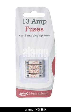 Una confezione di 13 amp fusibili su sfondo bianco Foto Stock