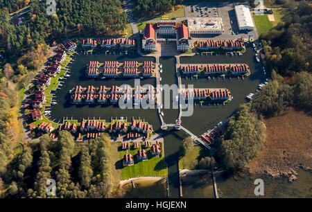 Vista aerea cottage con barca di lancio, marina Rheinberg, harbour village Rheinsberg Faro, Porto Marittimo Hotel Rheinberg, Foto Stock