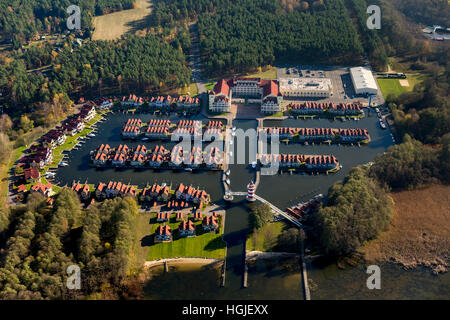 Vista aerea cottage con barca di lancio, marina Rheinberg, harbour village Rheinsberg Faro, Porto Marittimo Hotel Rheinberg, Foto Stock