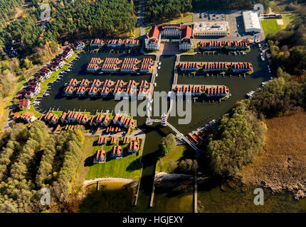 Vista aerea cottage con barca di lancio, marina Rheinberg, harbour village Rheinsberg Faro, Porto Marittimo Hotel Rheinberg, Foto Stock