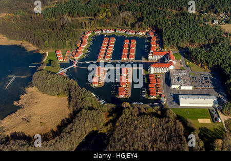 Vista aerea cottage con barca di lancio, marina Rheinberg, harbour village Rheinsberg Faro, Porto Marittimo Hotel Rheinberg, Foto Stock