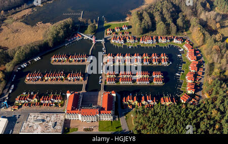 Vista aerea cottage con barca di lancio, marina Rheinberg, harbour village Rheinsberg Faro, Porto Marittimo Hotel Rheinberg, Foto Stock