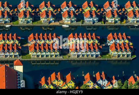 Vista aerea cottage con barca di lancio, marina Rheinberg, harbour village Rheinsberg Faro, Porto Marittimo Hotel Rheinberg, Foto Stock