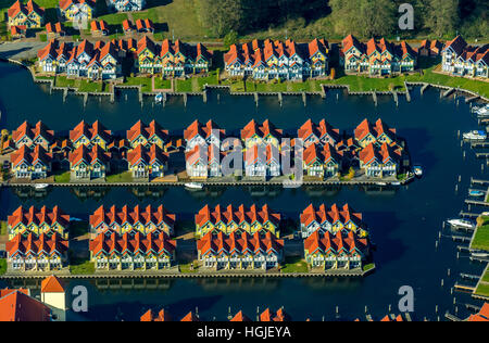 Vista aerea cottage con barca di lancio, marina Rheinberg, harbour village Rheinsberg Faro, Porto Marittimo Hotel Rheinberg, Foto Stock