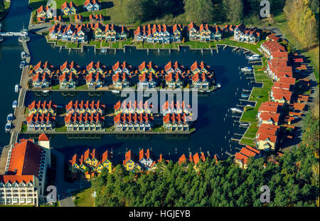 Vista aerea cottage con barca di lancio, marina Rheinberg, harbour village Rheinsberg Faro, Porto Marittimo Hotel Rheinberg, Foto Stock