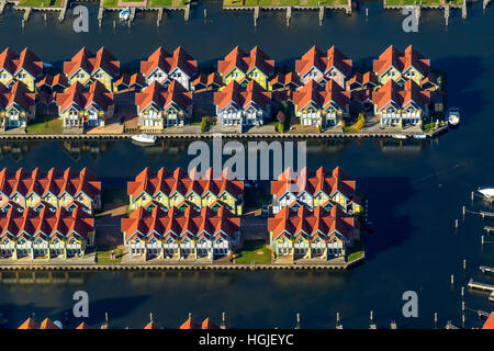 Vista aerea cottage con barca di lancio, marina Rheinberg, harbour village Rheinsberg Faro, Porto Marittimo Hotel Rheinberg, Foto Stock