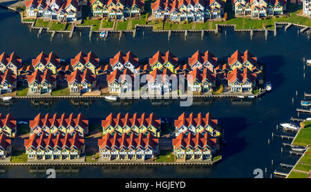 Vista aerea cottage con barca di lancio, marina Rheinberg, harbour village Rheinsberg Faro, Porto Marittimo Hotel Rheinberg, Foto Stock