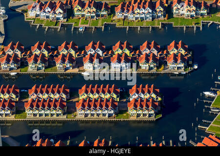 Vista aerea cottage con barca di lancio, marina Rheinberg, harbour village Rheinsberg Faro, Porto Marittimo Hotel Rheinberg, Foto Stock