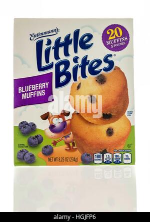 Winneconne, WI - 7 Gennaio 2017: casella di Entenmann i piccoli morsi muffin ai mirtilli isolato su un background. Foto Stock