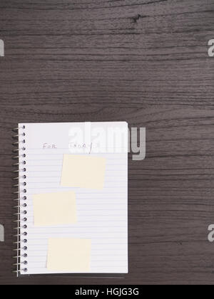 Desktop e notebook a spirale, Vuoto Sticky Notes a lato Foto Stock