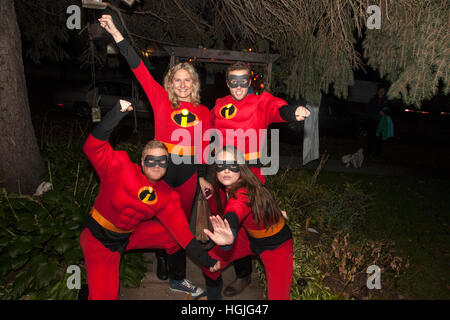 Halloween dolcetto o scherzetto superheros in il sig. e la Sig.ra costumi incredibili. St Paul Minnesota MN USA Foto Stock