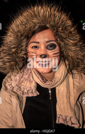 Un Halloween teen donna in costume gatto con occhio nero raccoglie candy in una notte di Dolcetto o scherzetto. St Paul Minnesota MN USA Foto Stock