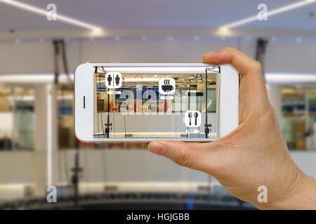 La realtà aumentata o AR per il concetto di navigazione in applicazione mall cercando coffee shop, ristorante, e toilette. Foto Stock