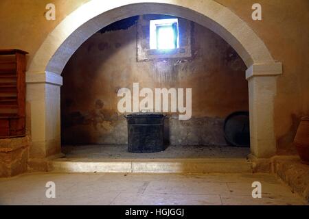 Grande camino aperto in una delle camere off cantine Arkadi Monastero, Arkadi, Creta, Grecia, l'Europa. Foto Stock