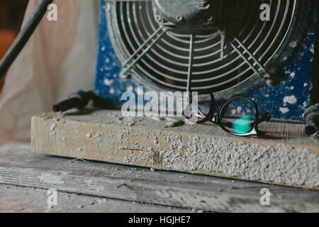 Occhiali griffati giacciono in prossimità del ventilatore Foto Stock
