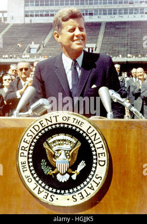 Presidente degli Stati Uniti John F. Kennedy parla davanti a una folla di 35.000 persone alla Rice University di un campo da calcio a Houston, in Texas, il 12 settembre 1962. Di seguito sono estratti dal suo discorso. ' .Abbiamo impostato la vela su questo nuovo mare [spazio] perché vi è una nuova conoscenza acquisita e nuovi diritti per essere vinta e che deve essere vinto e utilizzati per il progresso di tutti i popoli. Se è destinato a diventare una forza per il bene o male dipende dall uomo, e solo se gli Stati Uniti occupano una posizione di preminenza possiamo aiutare a decidere se questo nuovo ocean sarà un mare di pace o una nuova terrificante dell'attrezzoin Foto Stock