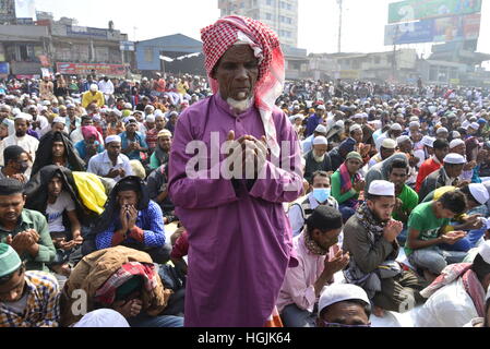 Tongi, Dhaka, Bangladesh. Il 22 gennaio, 2017. Musulmana del Bangladesh devoti di prendere parte in Akheri Munajat, o preghiera finale della seconda fase al Biswa Ijtema o Musulmana Mondiale Congregazione a Tongi, circa 30km a nord di Dhaka, Bangladesh, il 22 gennaio 2017. I musulmani uniti in preghiera sulle rive di un fiume in Bangladesh è il secondo più grande annuale congregazione islamica è terminato. Foto Stock