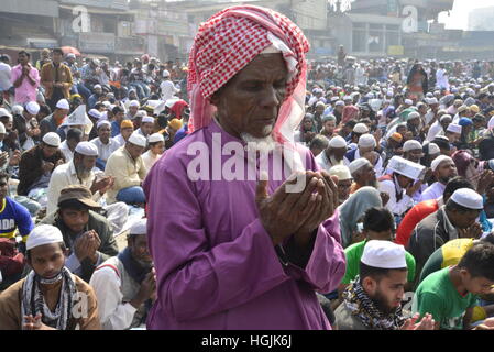 Tongi, Dhaka, Bangladesh. Il 22 gennaio, 2017. Musulmana del Bangladesh devoti di prendere parte in Akheri Munajat, o preghiera finale della seconda fase al Biswa Ijtema o Musulmana Mondiale Congregazione a Tongi, circa 30km a nord di Dhaka, Bangladesh, il 22 gennaio 2017. I musulmani uniti in preghiera sulle rive di un fiume in Bangladesh è il secondo più grande annuale congregazione islamica è terminato. Foto Stock