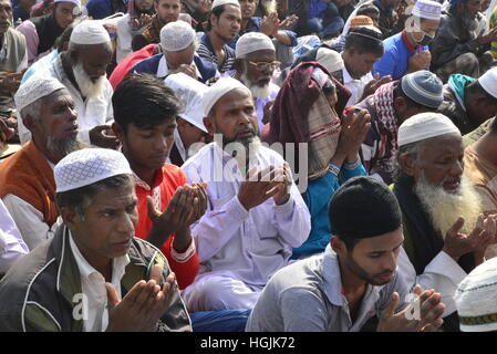 Tongi, Dhaka, Bangladesh. Il 22 gennaio, 2017. Musulmana del Bangladesh devoti di prendere parte in Akheri Munajat, o preghiera finale della seconda fase al Biswa Ijtema o Musulmana Mondiale Congregazione a Tongi, circa 30km a nord di Dhaka, Bangladesh, il 22 gennaio 2017. I musulmani uniti in preghiera sulle rive di un fiume in Bangladesh è il secondo più grande annuale congregazione islamica è terminato. Foto Stock